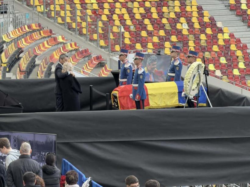 Lacrimi pe cel mai mare stadion al țării: Trupul neînsuflețit al lui Mircea Lucescu a ajuns la Arena Națională 19002815