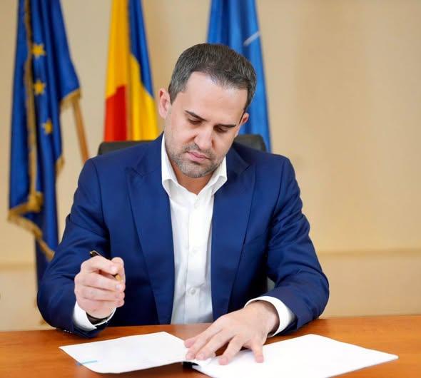 Serviciile secrete devin „verzi”: Ministrul Transporturilor semnează pentru flota electrică a SRI, STS și SPP