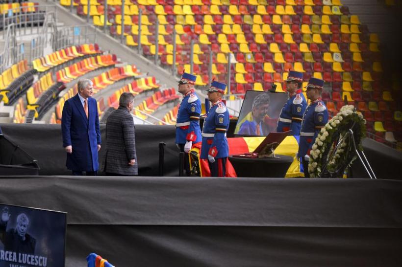 „Am venit să-mi iau rămas bun de la prietenul meu”: Rinat Ahmetov, îngenuncheat la catafalcul lui Mircea Lucescu