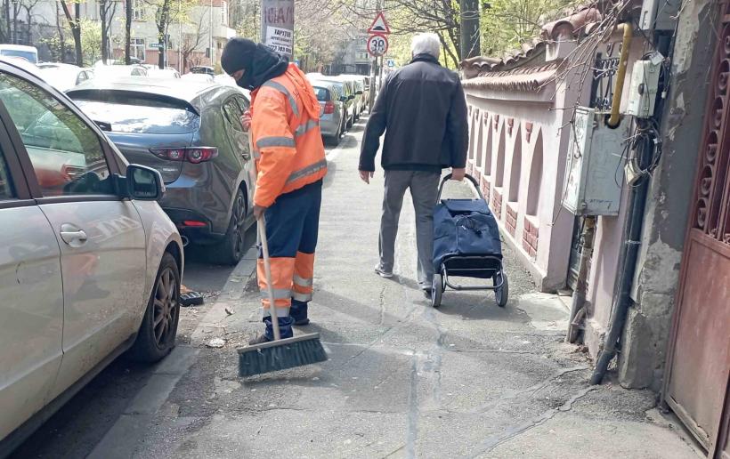 Cum se umflă costurile salubrizării în București: se dă cu mătura pe milioane de metri pătrați de trotuare inexistente