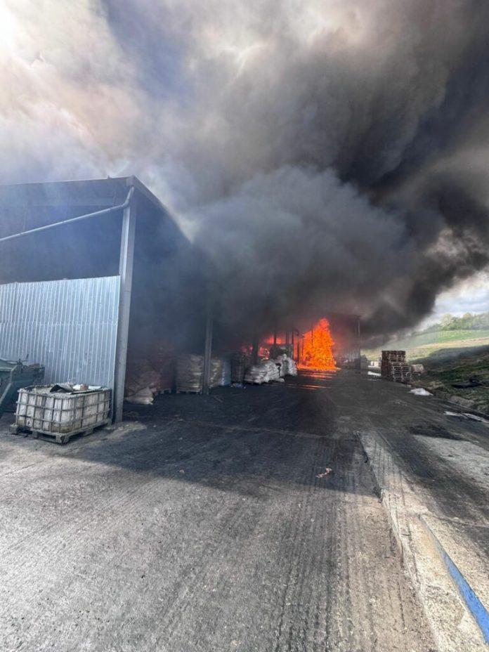 Mobilizare masivă și RO-ALERT în Sălaj: 10 autospeciale intervin pentru a stinge un incendiu generalizat la o hală industrială.