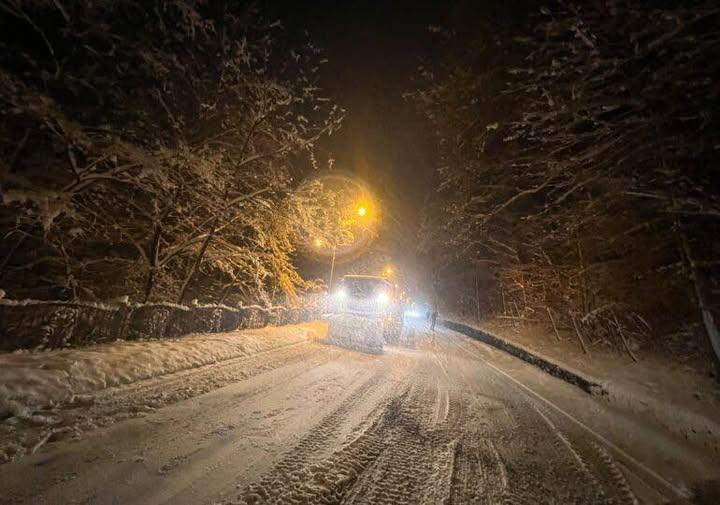 Ninsori abundente în Vâlcea: DN7A, sub zăpadă