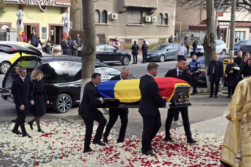 Urmașii lui Mircea Lucescu: Cum arată noua generație a familiei marelui antrenor 19003140