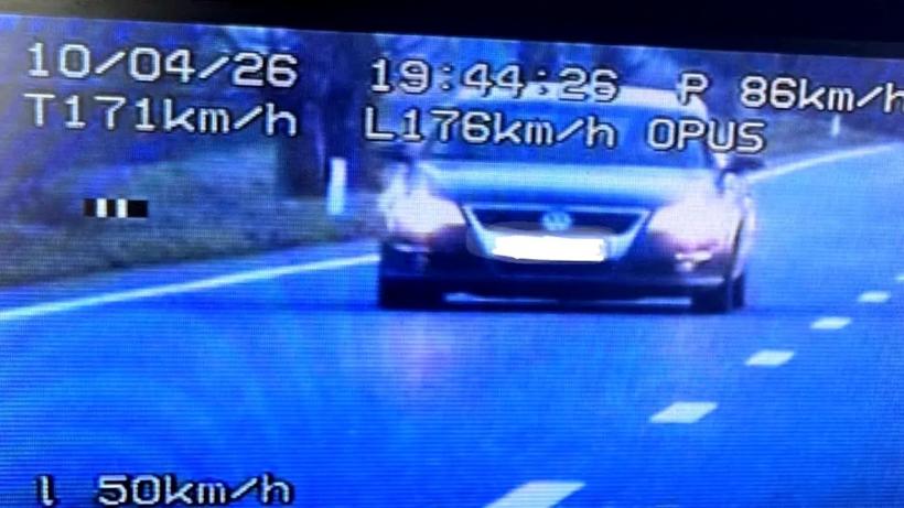 O șoferiță din Constanța a zburat pe șosea cu pedala la podea: „Mi se ard cozonacii, domnule polițist!”