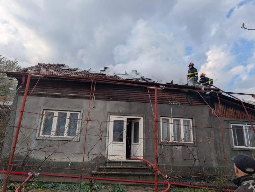 Incendiu la o locuință din Nehoiu. Proprietarul, resuscitat de pompieri 19003369
