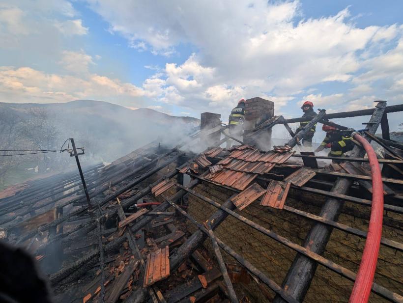 Incendiu la o locuință din Nehoiu. Proprietarul, resuscitat de pompieri 19003370