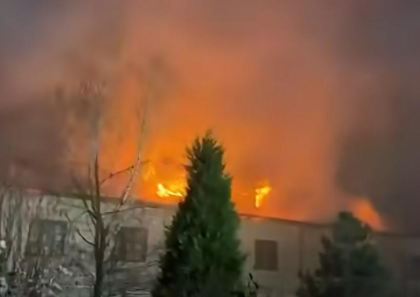 Incendiu violent la Mănăstirea Bistrița! Ard chiliile, în prima zi de Paște