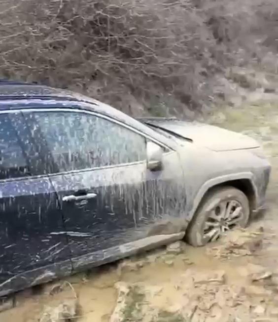 Trei tineri, salvați de jandarmi după ce aplicația i-a dus  pe un drum plin cu noroi