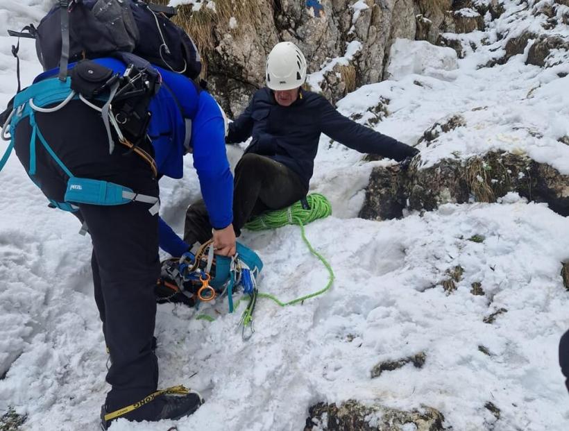 Misiune salvatoare în zi de Paște! Tată și fiu, recuperați de salvamontiști după ce au rămas blocați în zăpadă în Cheile Oltețului