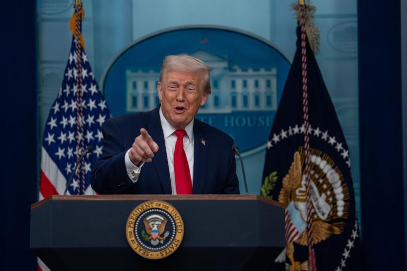 Trump amenință China: Dacă îi prindem că ajută Iranul, punem taxe vamale de 50%