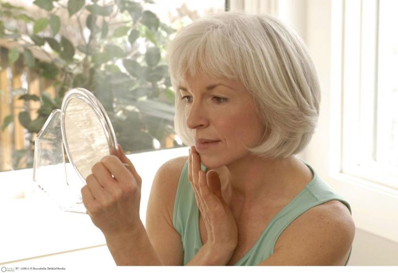 Uită de Botox! Soluția preparată acasă îți întinerește pielea în timp ce dormi 