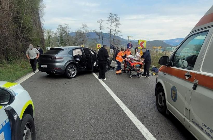 Accident pe Valea Oltului. Patru persoane rănite. O femeie a fost resuscitată la fața locului, fiind transportată cu un elicopter la Craiova 19003490