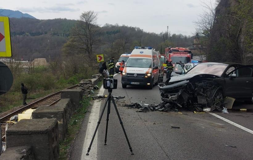 Accident pe Valea Oltului. Patru persoane rănite. O femeie a fost resuscitată la fața locului, fiind transportată cu un elicopter la Craiova 19003492