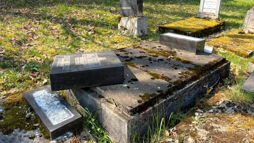 Cimitir evreiesc, vandalizat la Reghin. 14 morminte au fost profanate