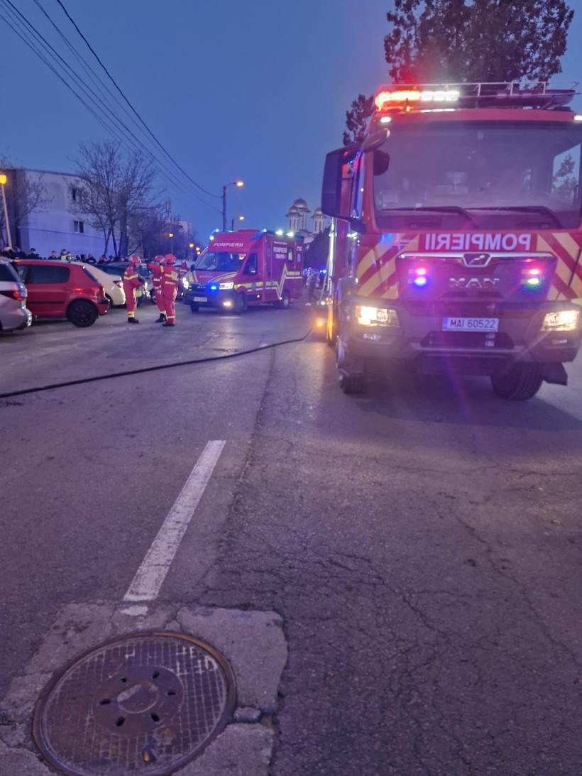 Incendiu puternic în Constanța. A fost activat Planul Roșu de Intervenție după ce focul s-a extins la întregul bloc 19003649