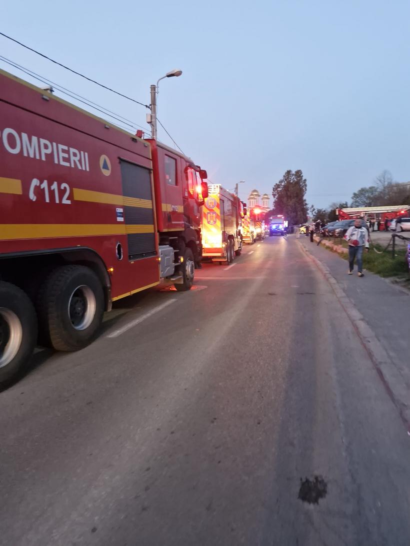 Incendiu puternic în Constanța. A fost activat Planul Roșu de Intervenție după ce focul s-a extins la întregul bloc 19003650