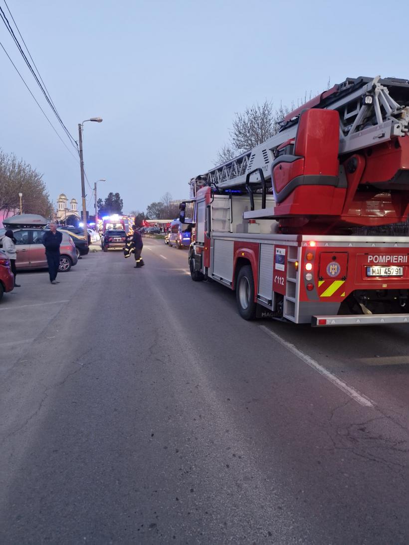 Incendiu puternic în Constanța. A fost activat Planul Roșu de Intervenție după ce focul s-a extins la întregul bloc 19003651
