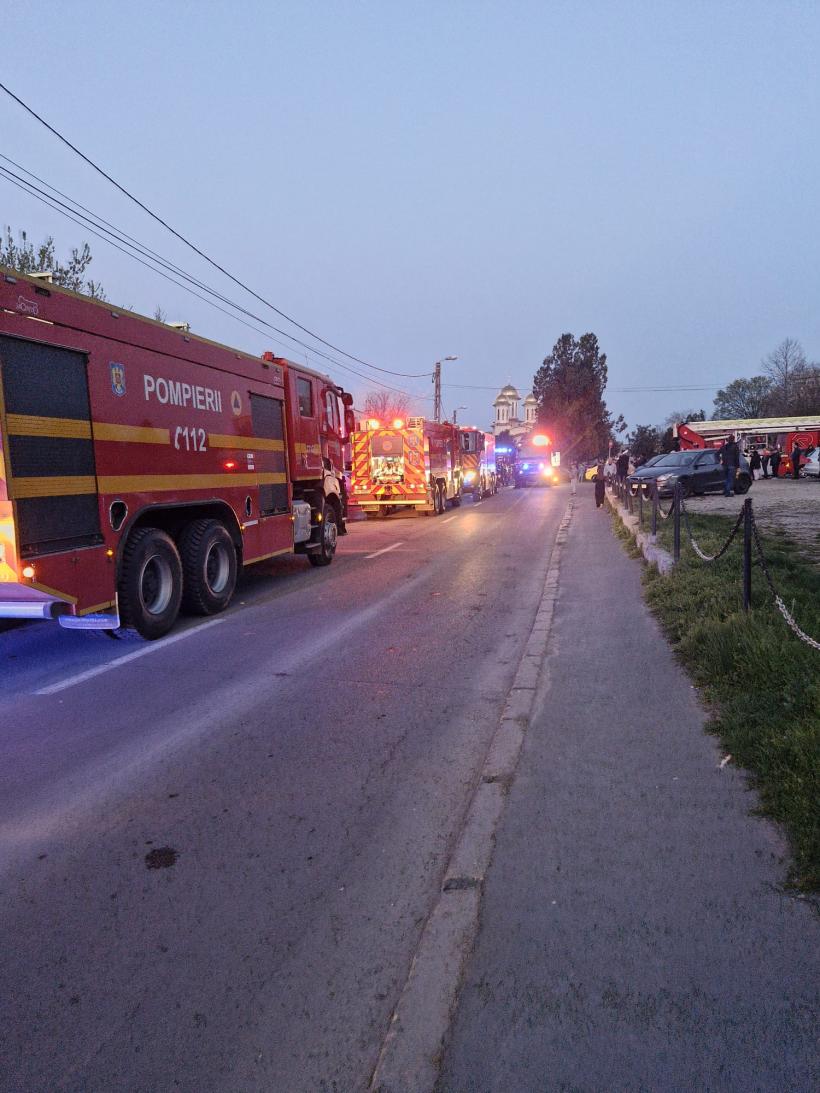 Incendiu puternic în Constanța. A fost activat Planul Roșu de Intervenție după ce focul s-a extins la întregul bloc 19003652