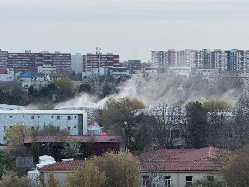 Incendiu puternic în Constanța. A fost activat Planul Roșu de Intervenție după ce focul s-a extins la întregul bloc