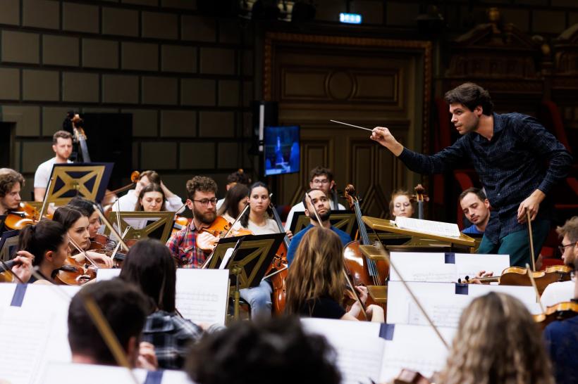 Maestrul Cristian Măcelaru revine la pupitrul formării unei noi generații de artiști, prin masterclass-urile Concursului Enescu 2026 19002845