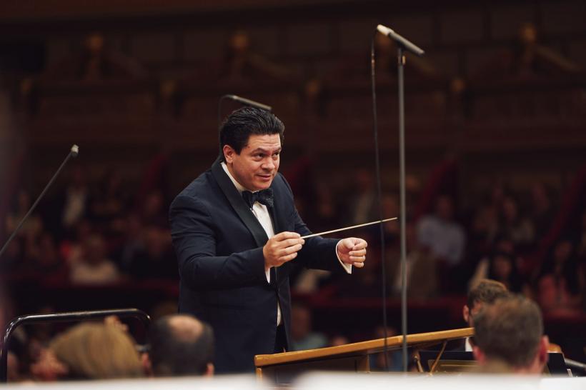 Maestrul Cristian Măcelaru revine la pupitrul formării unei noi generații de artiști, prin masterclass-urile Concursului Enescu 2026 19002849