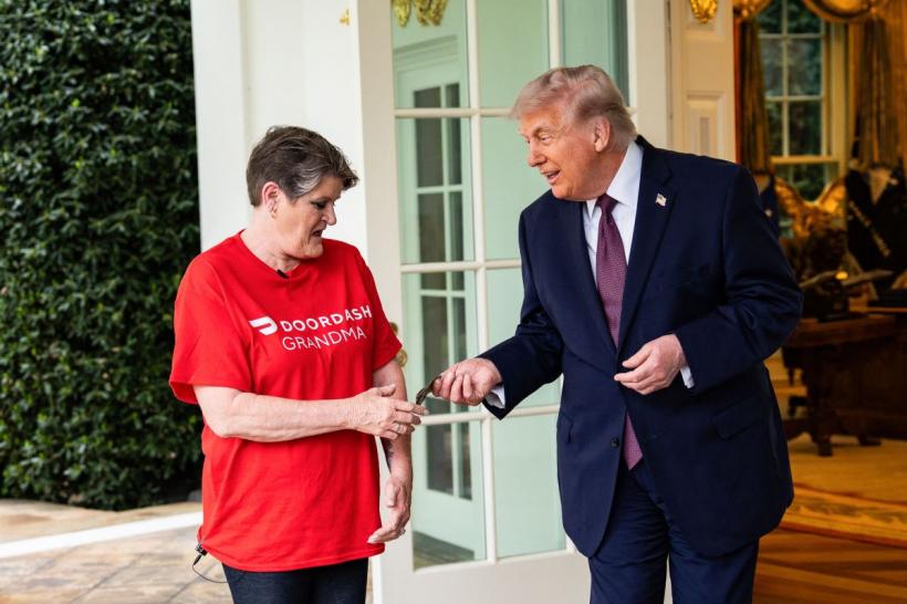 Trump dă 100 de dolari bacșiș unui livrator DoorDash 