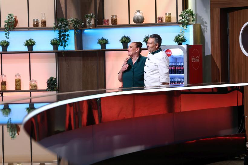 Chefi la cuțite, lider de audiență. Echipa lui Chef Orlando, din nou victorioasă. Diseară, confruntare intensă: Irina pune în joc puterea de a bloca cuțitele de aur! 19003755