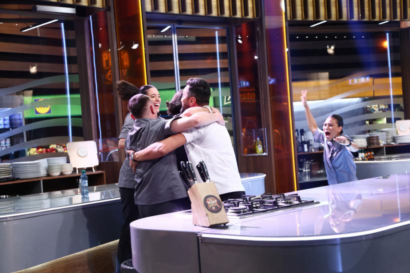 Chefi la cuțite, lider de audiență. Echipa lui Chef Orlando, din nou victorioasă. Diseară, confruntare intensă: Irina pune în joc puterea de a bloca cuțitele de aur! 19003759