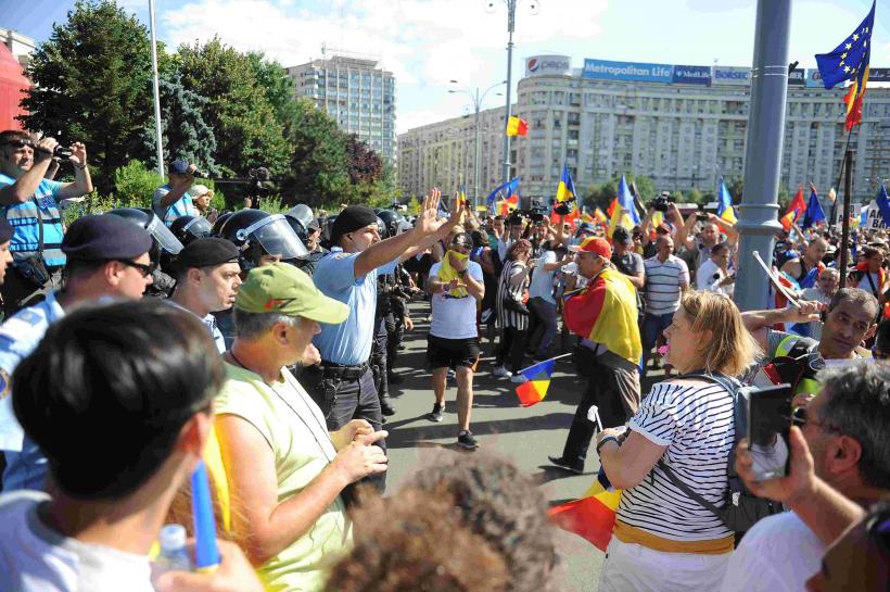 S-au reactivat „celulele” de la 10 august: „Ieșim masiv în stradă să-l susținem pe Bolojan”. „Dacă Nicușor Dan nu joacă de partea bună, îl dăm jos și pe el”