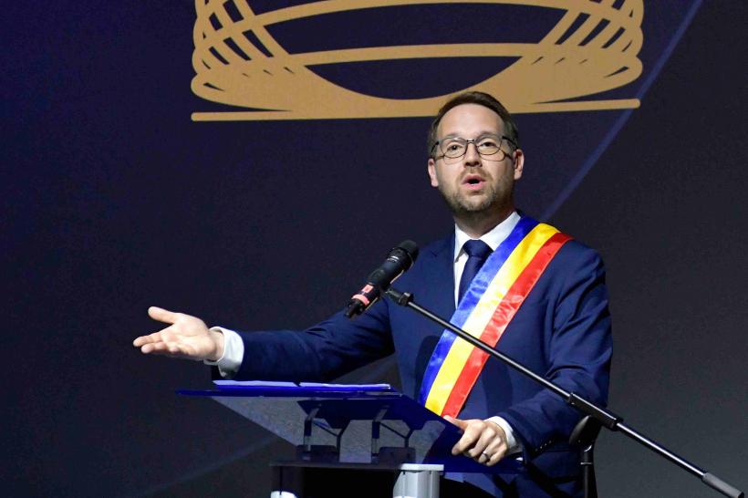 Incident periculos în Timișoara: Plăci de beton prăbușite de pe o fațadă. Reacția primarului Fritz