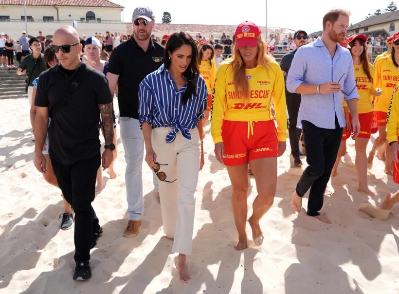 Moment emoționant la Sydney: Harry și Meghan, desculți pe nisip alături de supraviețuitorii masacrului de la Bondi
