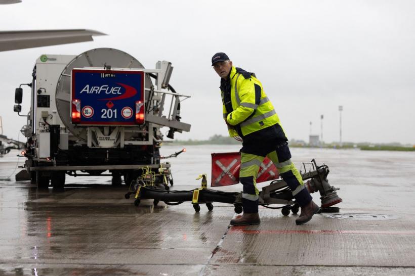 Zbori în vacanță? Criza kerosen te lovește direct: prețuri dublate, zboruri anulate și haos vara asta