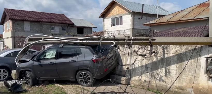 Circulație blocată pe DN 71 în Dâmbovița: Stâlp de electricitate rupt în accident la Ulmi, țeavă de gaze fisurată și panică printre copii 