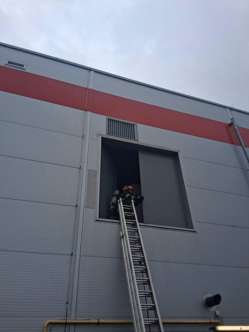 Explozie într-un centru comercial din Baia Mare: 342 de oameni evacuați după scurgere masivă de CO2! O victimă transportată de urgență la spital 19004552