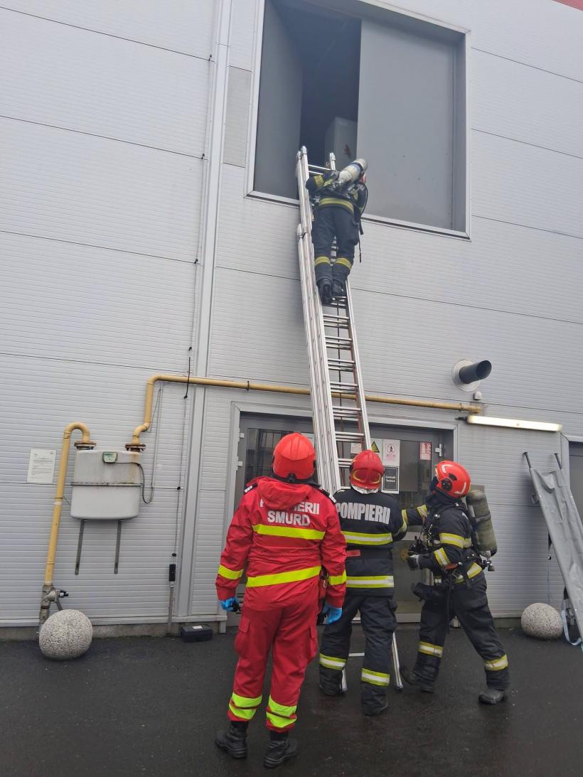 Explozie într-un centru comercial din Baia Mare: 342 de oameni evacuați după scurgere masivă de CO2! O victimă transportată de urgență la spital 19004553