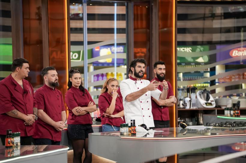 Jurații sparg diseară bombele câștigate, iar Chef Richard lovește bancurile adverse cu o amuletă foarte puternică în cea de-a patra bătălie culinară la Chefi la cuțite 19004494