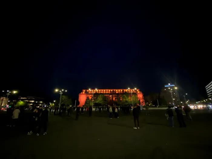 Premierul, susținut în stradă: Sute de români cer stabilitate și continuarea reformelor sub mandatul lui Bolojan