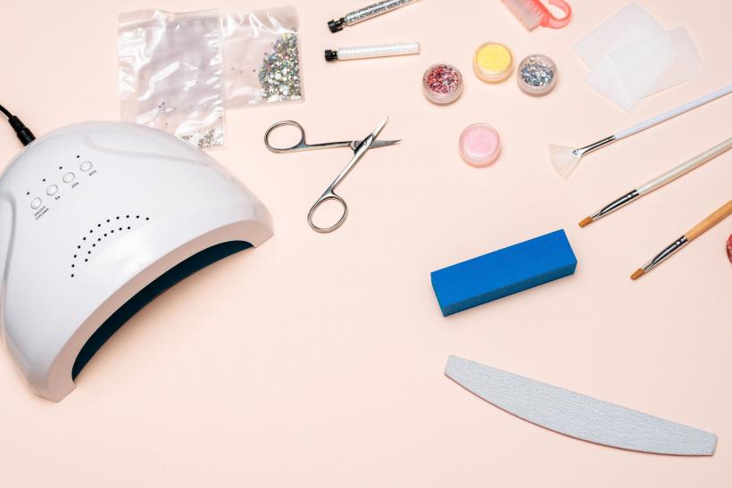 Cum alegi lampa UV potrivită acasă sau pentru salon