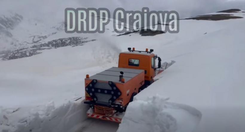 Troiene de zăpadă uriașe pe Transalpina. Ninsori la final de aprilie, în România