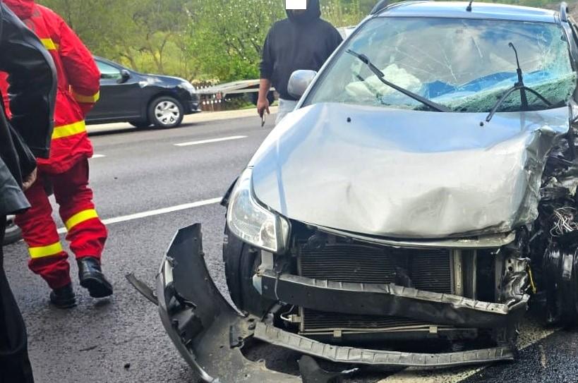 Accident grav pe DN7, la Călimănești: trafic blocat complet după impactul dintre două mașini și un TIR 19004937