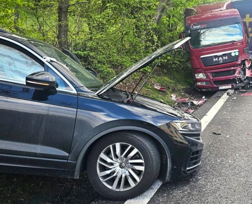Accident grav pe DN7, la Călimănești: trafic blocat complet după impactul dintre două mașini și un TIR