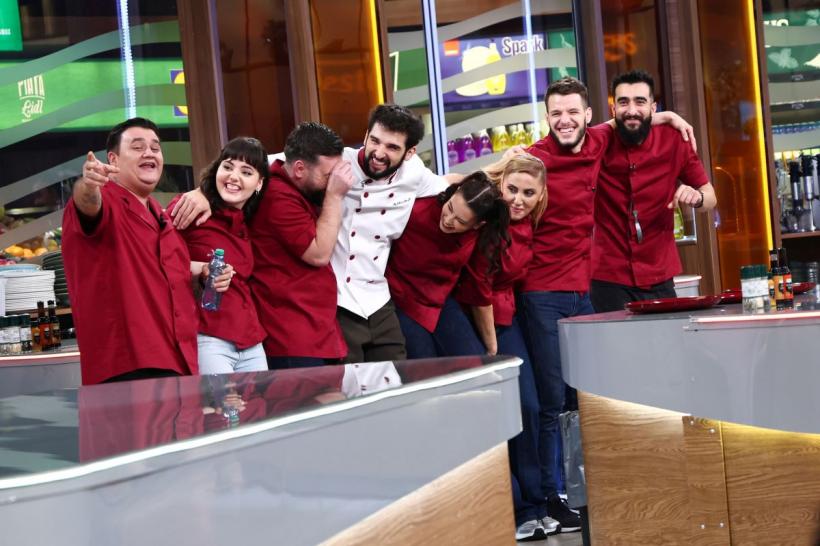 Chefi la cuțite, lider de audiență. Echipa lui Chef Richard, din nou victorioasă!  Urmează proba deserturilor fine gătite cu... mănuși de cuptor 19004909