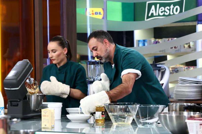 Chefi la cuțite, lider de audiență. Echipa lui Chef Richard, din nou victorioasă!  Urmează proba deserturilor fine gătite cu... mănuși de cuptor 19004911