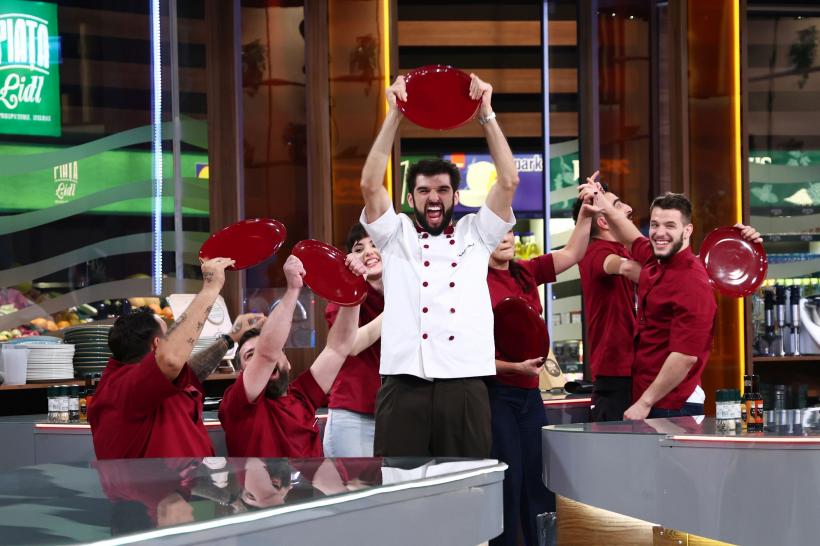 Chefi la cuțite, lider de audiență. Echipa lui Chef Richard, din nou victorioasă!  Urmează proba deserturilor fine gătite cu... mănuși de cuptor 19004914