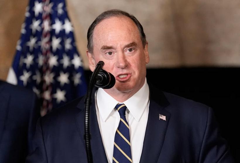 Războiul face o nouă victimă. Secretarul Marinei SUA și-a dat demisia în plină blocadă navală împotriva Iranului