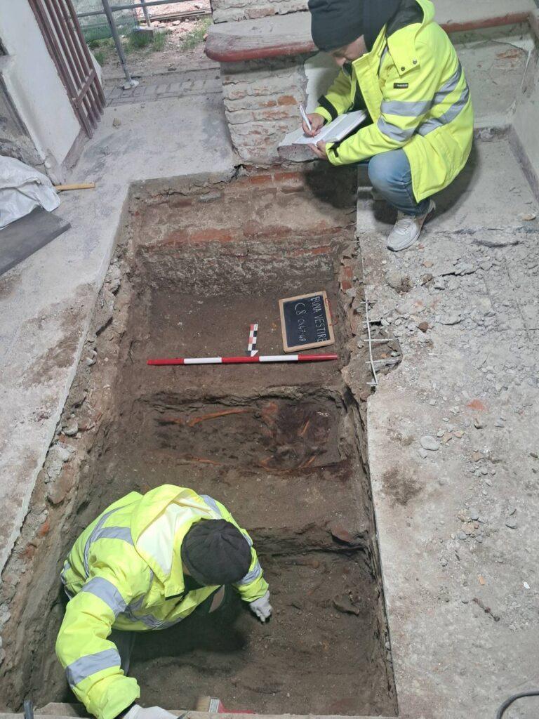 Surpriză uriașă pentru arheologi: Biserică necunoscută din secolul XIV, descoperită în Râmnicu Vâlcea