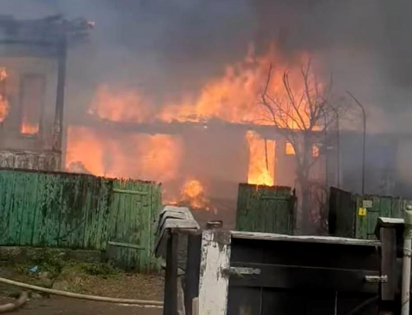 Dezastru în Vrancea: Un sat întreg în pericol după ce 11 case de lemn au fost cuprinse de flăcări 19005424