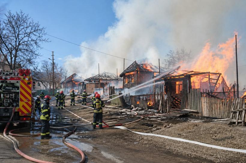 Dezastru în Vrancea: Un sat întreg în pericol după ce 11 case de lemn au fost cuprinse de flăcări