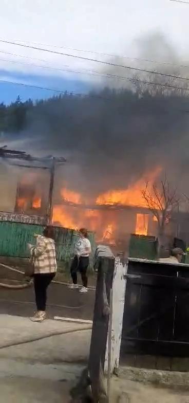 Dezastru în Vrancea: Un sat întreg în pericol după ce 11 case de lemn au fost cuprinse de flăcări 19005428