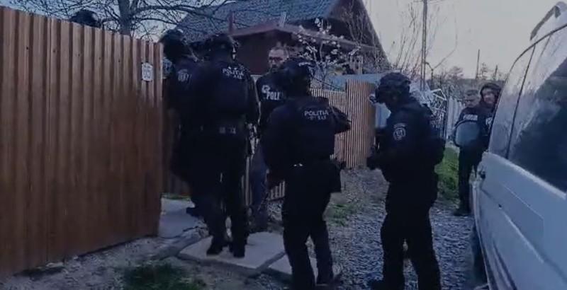 Poliția a intervenit după ce un bărbat a postat un video cu o armă pe internet